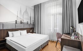 12 Revay Hotel